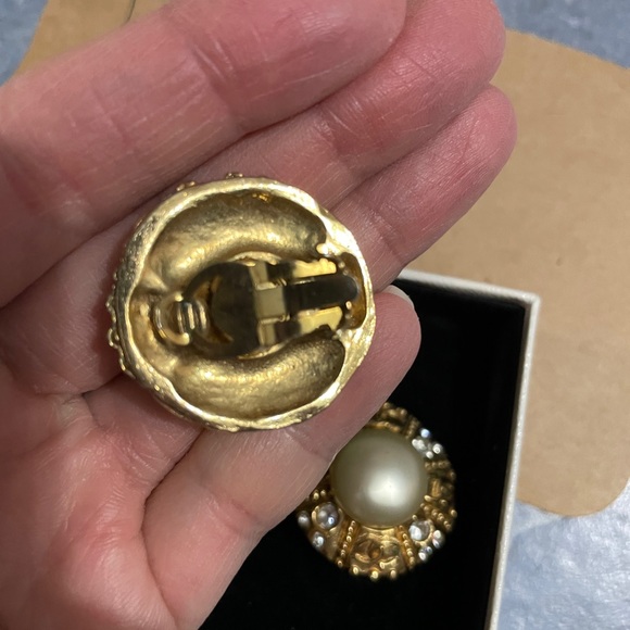 Vintage Chanel clip on earrings - Picture 3 of 7